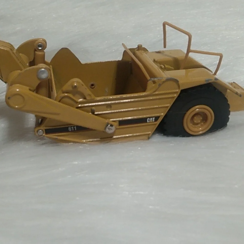 (X-96) CAT Caterpillar 611 Die Cast Scraper & Hard Plastic Crane 02 Bundle